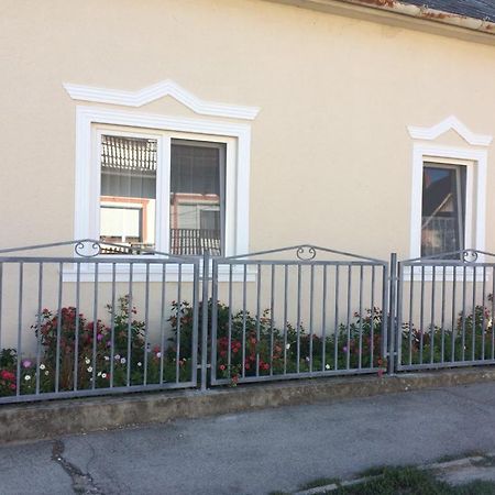 Teraszos Haz Hotell Balatonlelle Exteriör bild