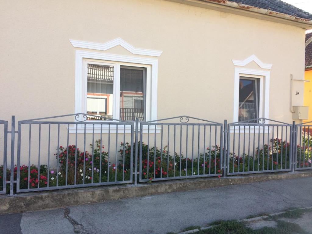 Teraszos Haz Hotell Balatonlelle Exteriör bild